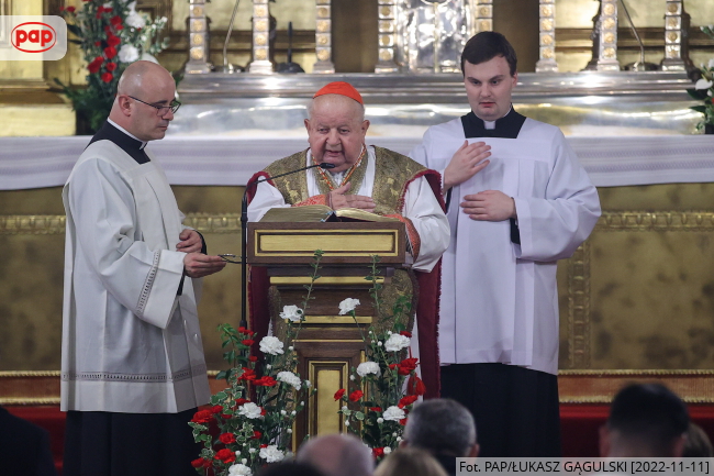 Obchody Święta Niepodległości. Arcybiskup senior archidiecezji krakowskiej kard. Stanisław Dziwisz (C) podczas mszy świętej w katedrze na Wawelu w Krakowie, 11 bm. Przedstawiciele rządu i politycy PiS biorą w Krakowie udział w obchodach Narodowego Święta Niepodległości, fot. PAP/Łukasz Gągulski