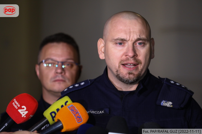 Rzecznik prasowy Komendanta Głównego Policji insp. Mariusz Ciarka i rzecznik prasowy Komendanta Stołecznego Policji nadkom. Sylwester Marczak podczas konferencji prasowej przed Komendą Stołeczną Policji w Warszawie, 11 bm. Konferencja dotyczyła policyjnych zabezpieczeń w związku z Narodowym Świętem Niepodległości w kraju i w Warszawie, fot. PAP/Rafał Guz