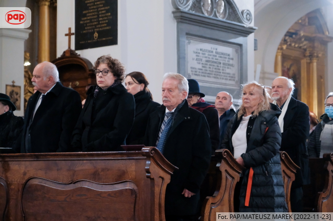 Wiceminister kultury i dziedzictwa narodowego Wanda Zwinogrodzka oraz doradca prezydenta RP Tadeusz Deszkiewicz podczas pogrzebu Jerzego Połomskiego w Kościele św. Krzyża na Krakowskim Przedmieściu w Warszawie, fot. PAP/Mateusz Marek