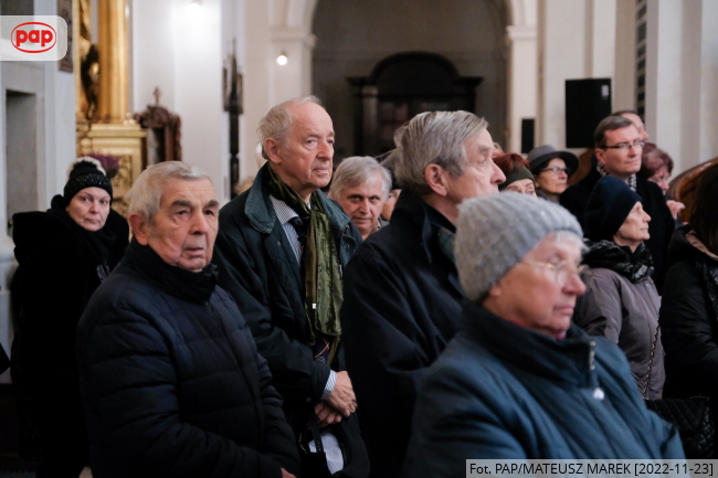 Piosenkarz Andrzej Rosiewicz podczas pogrzebu Jerzego Połomskiego w Kościele św. Krzyża na Krakowskim Przedmieściu w Warszawie, fot. PAP/Mateusz Marek