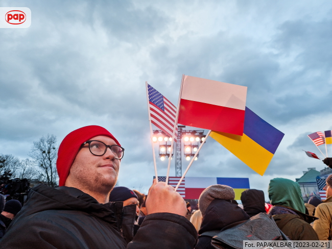 Wizyta prezydenta USA Joe Bidena. Ludzie zgromadzeni w Arkadach Kubickiego w ogrodach Zamku Królewskiego w Warszawie, gdzie prezydent Stanów Zjednoczonych Joe Biden wygłosi przemówienie do narodu polskiego, fot. PAP/Kalbar