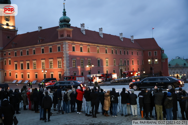 Kolumna samochodów z prezydentem USA Joe Bidenem na pl. Zamkowym w Warszawie. Fot. PAP/Rafał Guz