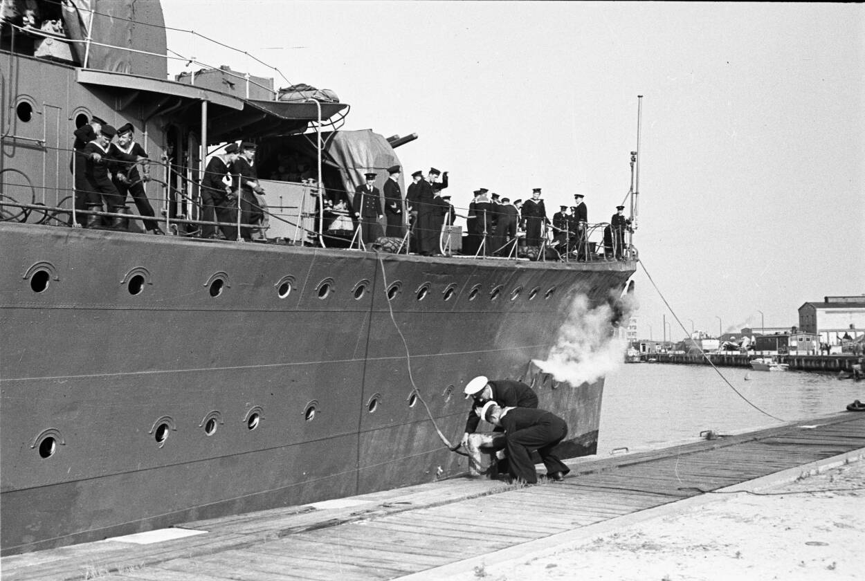 Powrót niszczyciela polskiej marynarki wojennej ORP "Błyskawica" z Wielkiej Brytanii. Fot. PAP/CAF