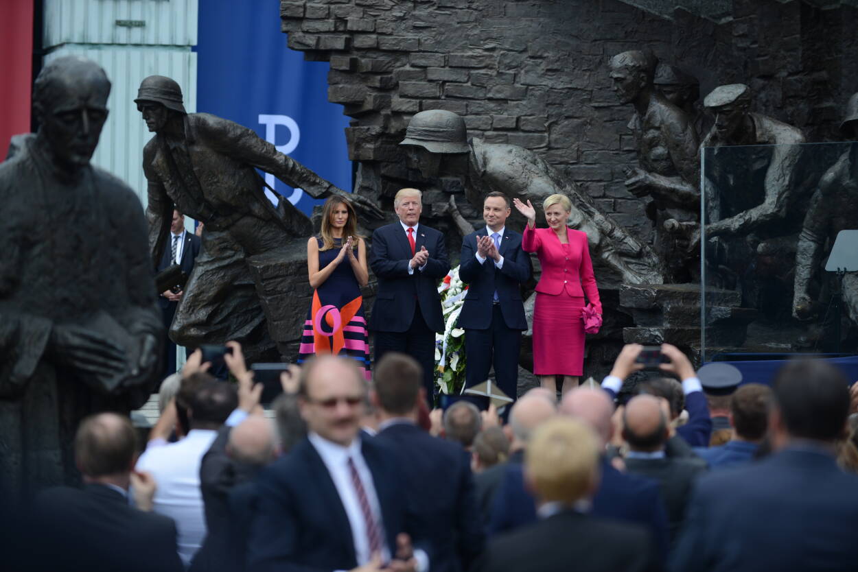 Warszawa, 06.07.2017 r. Prezydent Stanów Zjednoczonych Ameryki Donald Trump (2L) z małżonką Melanią Trump oraz prezydent RP Andrzej Duda z małżonką Agatą Kornhauser-Dudą podczas wystąpienia na placu Krasińskich w Warszawie. Fot. PAP/Jakub Kamiński