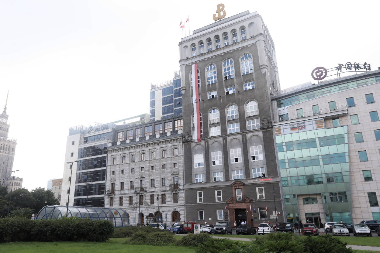 Odbudowany budynek PAST-y, Fot. PAP/Tomasz Gzell