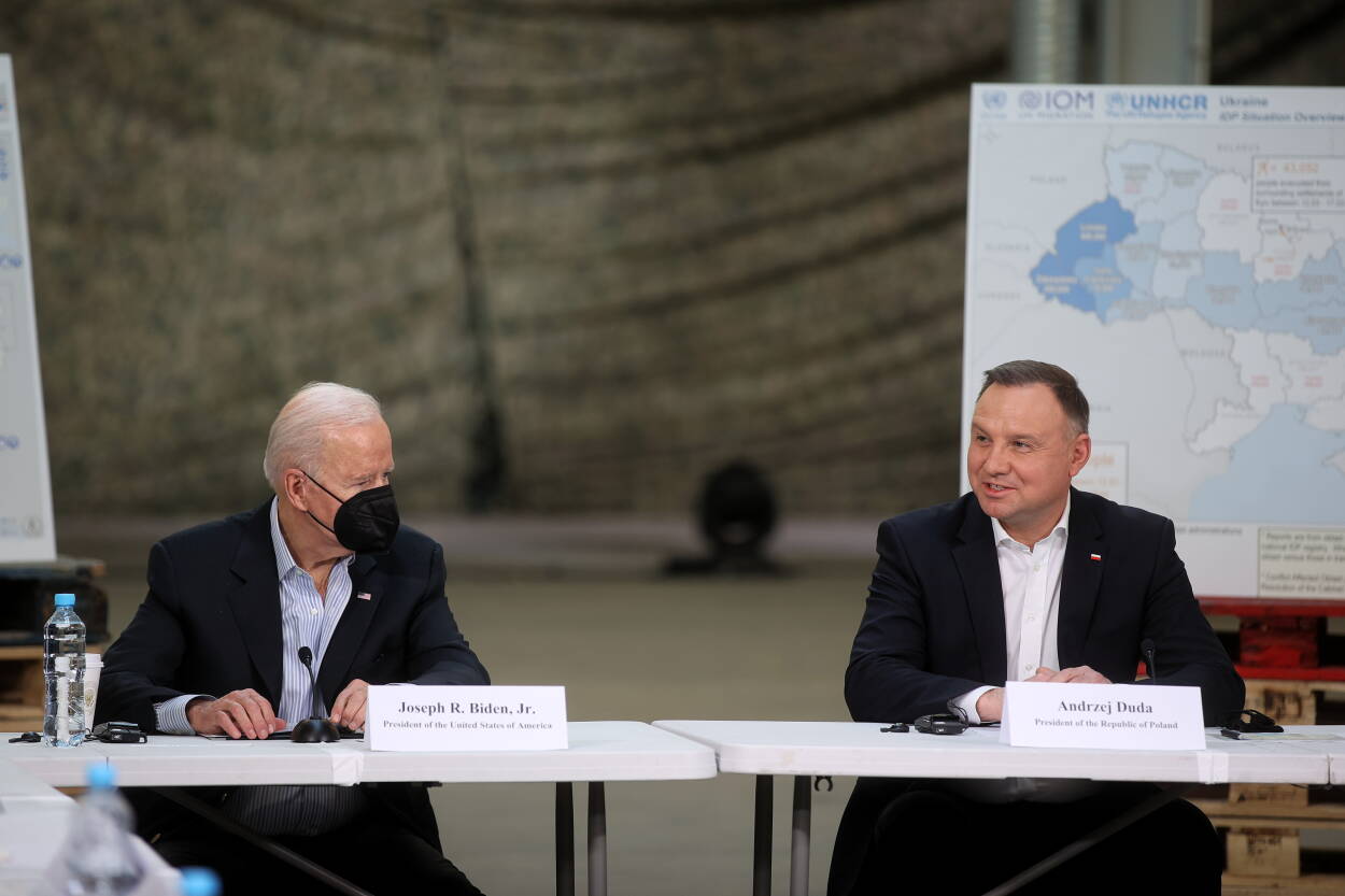 Prezydent USA Joe Biden i prezydent Andrzej Duda podczas spotkania z przedstawicielami pozarządowych organizacji zaangażowanych we wspieranie uchodźców z Ukrainy w Rzeszowie. Fot. PAP/Łukasz Gągulski