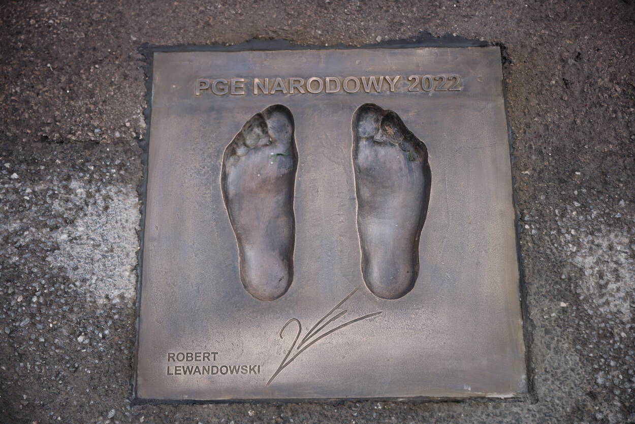 Tablica pamiątkowa Robert Lewandowskiego, Fot. PAP/Leszek Szymański