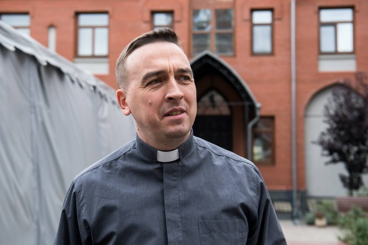 Ks. Wojciech Stasiewicz. Fot. PAP/Vladyslav Musiienko