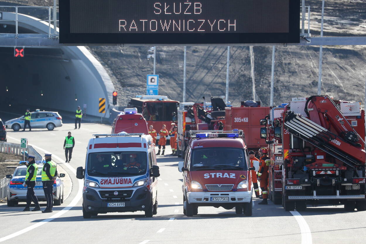 Ćwiczenia straży pożarnej, pogotowia ratunkowego i policji w tunelu na trasie S7, fot. PAP/Grzegorz Momot