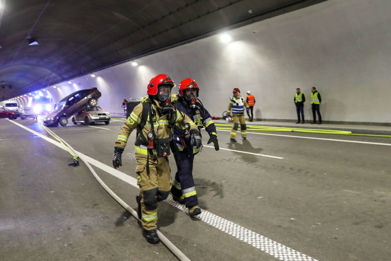 Ćwiczenia straży pożarnej, pogotowia ratunkowego i policji w tunelu na trasie S7, fot. PAP/Grzegorz Momot