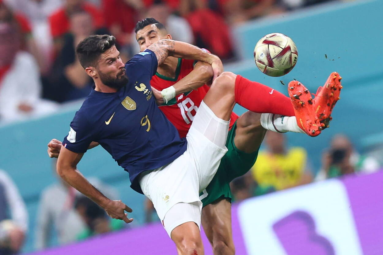 Olivier Giroud i Jawad El Yamiq na boisku. Fot. PAP/DPA/Tom Weller