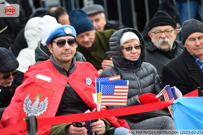 Ludzie oczekujący w ogrodach Zamku Królewskiego w Warszawie na przemówienie prezydenta USA Joe Bidena do narodu polskiego, fot. PAP/Radek Pietruszka
