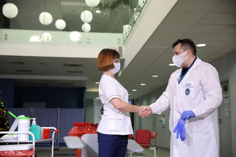 Naczelna pielęgniarka CSK MSWiA Alicja Jakubowska (L) i zastępca dyrektora ds. medycznych dr n. med. Artur Zaczyński (P) podczas szczepienia przeciw koronawirusowi Covid-19 na terenie Centralnego Szpitala Klinicznego MSWiA przy ul. Wołoskiej w Warszawie. Fot. PAP/Leszek Szymański