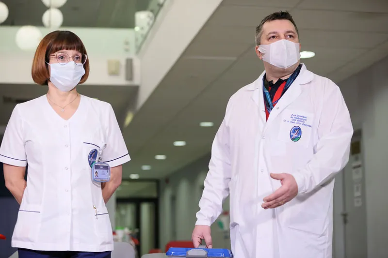 Naczelna pielęgniarka CSK MSWiA Alicja Jakubowska (L) i zastępca dyrektora ds. medycznych dr n. med. Artur Zaczyński (P) podczas szczepienia przeciw koronawirusowi Covid-19 na terenie Centralnego Szpitala Klinicznego MSWiA przy ul. Wołoskiej w Warszawie. Fot. PAP/Leszek Szymański