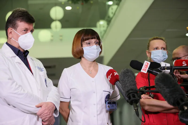 Dyrektor CSK MSWiA w Warszawie prof. nadzw. dr hab. n. med. Waldemar Wierzba (L), naczelna pielęgniarka CSK MSWiA Alicja Jakubowska (C) i lekarz chorób zakaźnych Agnieszka Szarowska (P) podczas konferencji prasowej po pierwszych szczepieniach przeciw koronawirusowi Covid-19 na terenie Centralnego Szpitala Klinicznego MSWiA w Warszawie. Fot. PAP/Leszek Szymański