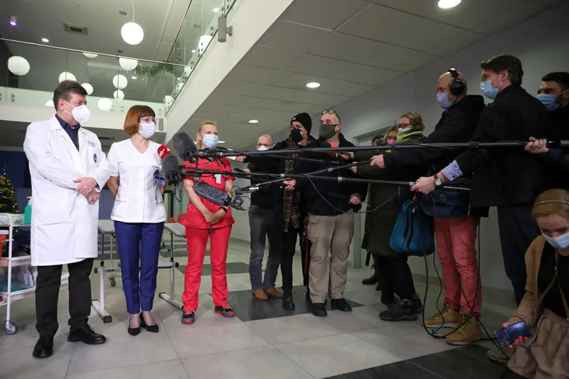 Dyrektor CSK MSWiA w Warszawie prof. nadzw. dr hab. n. med. Waldemar Wierzba (L), naczelna pielęgniarka CSK MSWiA Alicja Jakubowska (2L) i lekarz chorób zakaźnych Agnieszka Szarowska (3L) podczas konferencji prasowej po pierwszych szczepieniach przeciw koronawirusowi Covid-19 na terenie Centralnego Szpitala Klinicznego MSWiA w Warszawie. Fot. PAP/Leszek Szymański