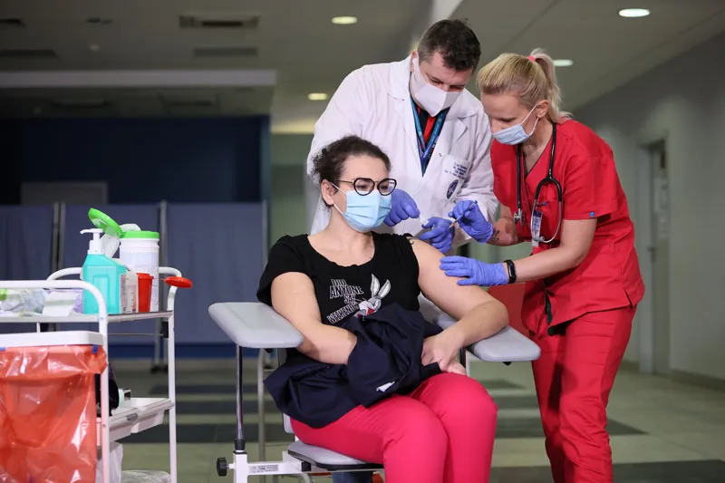 Lekarz chorób zakaźnych Agnieszka Szarowska (P), diagnosta laboratoryjna Angelika Aplas (L) i zastępca dyrektora ds. medycznych dr n. med. Artur Zaczyński (C) podczas szczepienia przeciw koronawirusowi Covid-19 na terenie Centralnego Szpitala Klinicznego MSWiA w Warszawie. Fot. PAP/Leszek Szymański