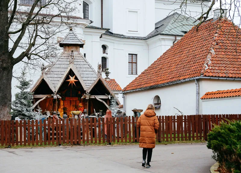 Całoroczna szopka autorstwa rzeźbiarza Józefa Wilkonia przy Kościele Pokamedulskim bł. Edwarda Detkensa na warszawskich Bielanach. Jej częścią jest wybeg z żywymi zwierzętami. Fot. PAP/Albert Zawada