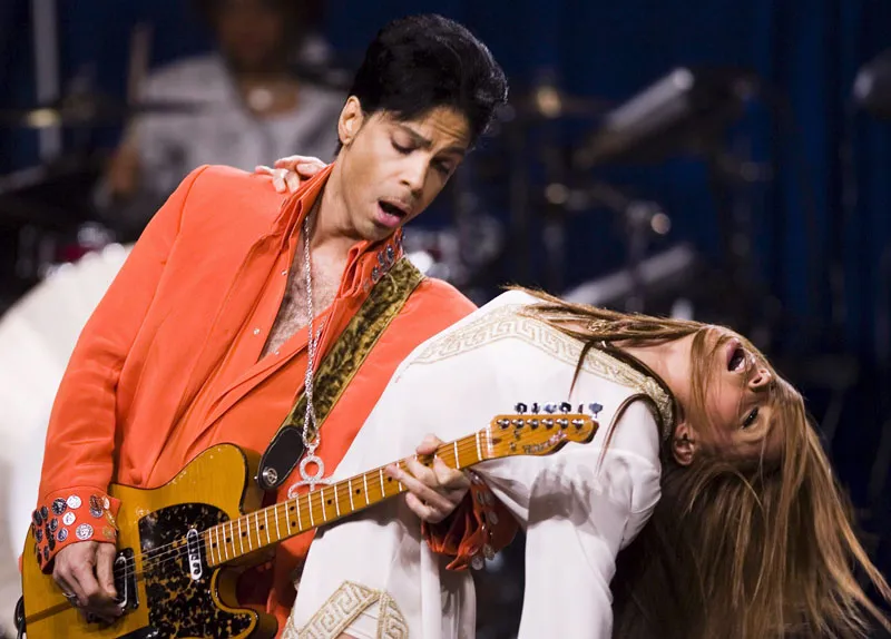 Artysta Prince w trakcie występu na Super Bowl. Fot. PAP/EPA/TANNEN MAURY 