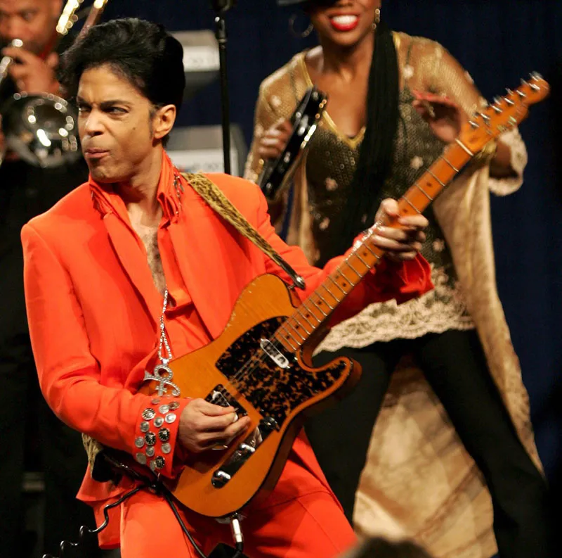Artysta Prince w trakcie występu na Super Bowl. Fot. PAP/ EPA/MATT CAMPBELL