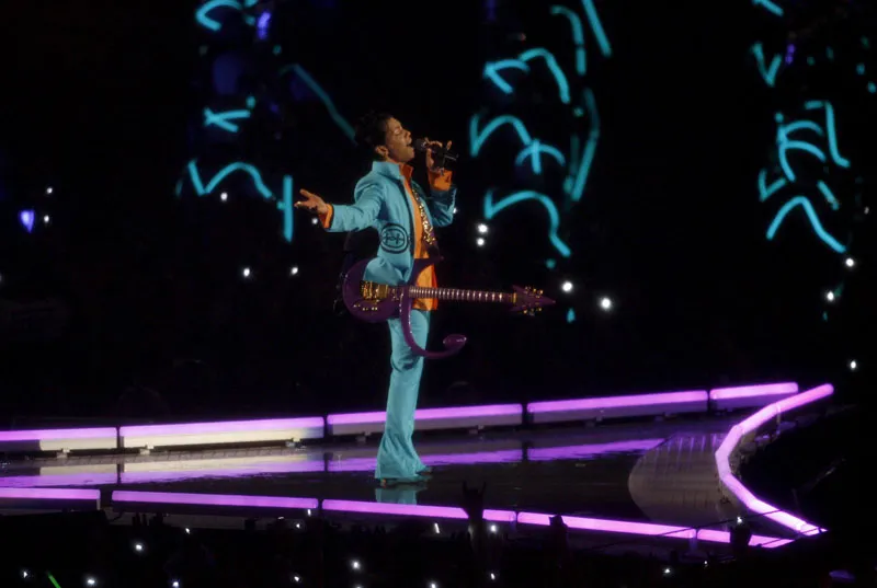 Artysta Prince w trakcie występu na Super Bowl. Fot. PAP/EPA/AARON SPRECHER