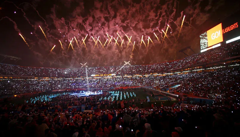 Artysta Prince w trakcie występu na Super Bowl. Fot. PAP/ EPA/GARY I. ROTHSTEIN 