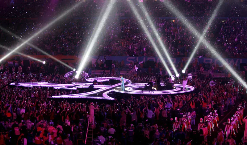 Artysta Prince w trakcie występu na Super Bowl. Fot. PAP/ EPA/GARY I. ROTHSTEIN 