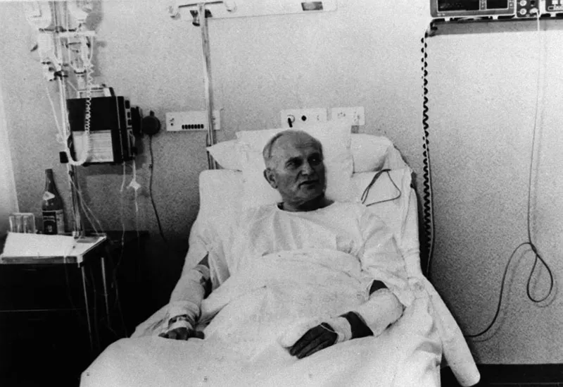 Papież Jan Paweł II w szpitalu po zamachu na jego życie. Fot. PAP-reprodukcja