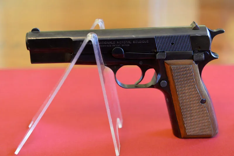 Pistolet, z którego Ali Agca strzelał do Jana Pawła II, pokazano w krakowskiej Kurii. Broń została wypożyczona do Muzeum Domu Rodzinnego JP II w Wadowicach. Fot. PAP/Jacek Bednarczyk