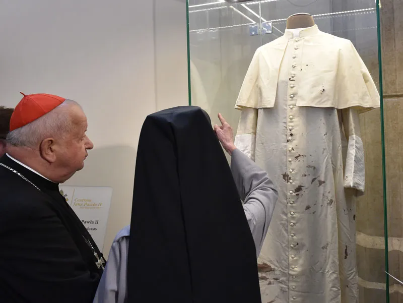 Sutanna Jana Pawła II, którą miał na sobie podczas zamachu w 1981 roku, została przekazana przez kardynała Stanisława Dziwisza do Sanktuarium św. Jana Pawła II w Krakowie Fot. PAP/Jacek Bednarczyk