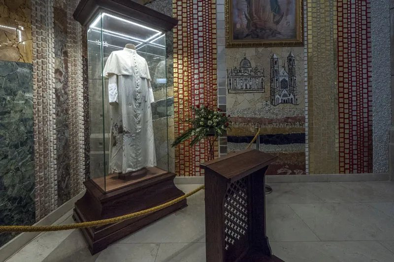 Sutanna św. Jana Pawła II naznaczoną krwią podczas zamachu na jego życie w dniu 13.05.1981 r. Bezcenna relikwia znajduje się w szklanej gablocie w Kościele Górnym Sanktuarium Świętego Jana Pawła II w Krakowie. Fot. PAP/Jerzy Ochoński