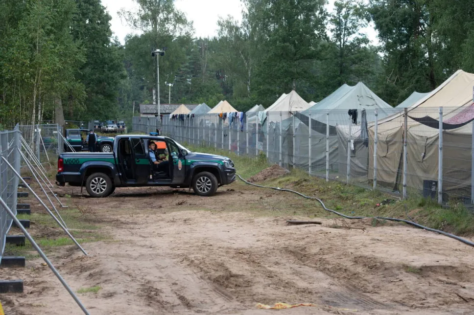 Obóz dla nielegalnych imigrantów przybyłych z Białorusi na poligonie litewskiego Ministerstwa Spraw Wewnętrznych w Rudnikach (lit. Rudninkai) Fot.  PAP/Valdemar Doveiko