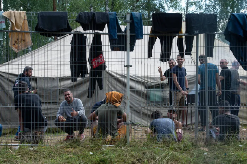 Obóz dla nielegalnych imigrantów przybyłych z Białorusi na poligonie litewskiego Ministerstwa Spraw Wewnętrznych w Rudnikach (lit. Rudninkai) Fot.  PAP/Valdemar Doveiko