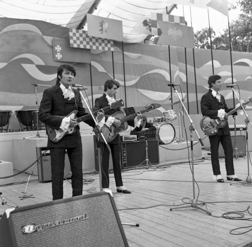 Kołobrzeg 1969r. Festiwal Piosenki Żołnierskiej. Nz. Zespół Czerwone Gitary: Krzysztof Klenczon, Seweryn Krajewski  i Bernard Dornowski Fot. PAP/Stefan Kraszewsk