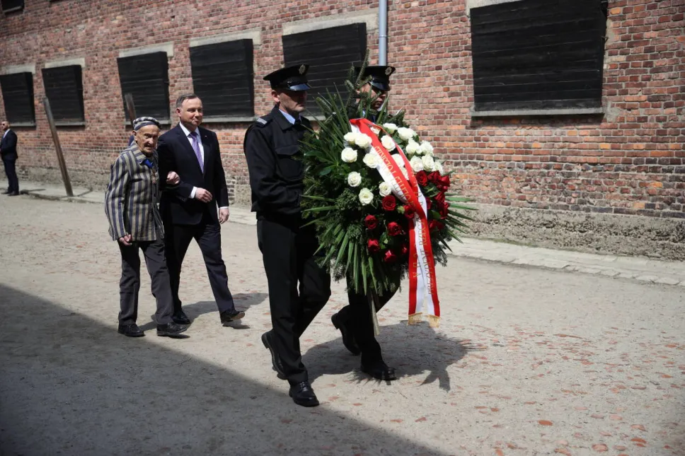 Prezydent Andrzej Duda i ocalony z zagłady Edward Mossberg składają wieniec przed Ścianą Śmierci, przy bloku 11 byłego obozu Auschwitz I w Oświęcimiu. Fot. PAP/Łukasz Gągulski