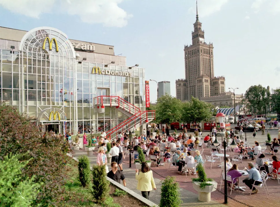 Pierwszy w Polsce McDonald's, otwarty w Warszawie przy ul. Marszałkowskiej 126 - 17 czerwca 1992 roku. Fot. PAP/Cezary Słomiński