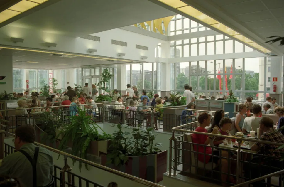 Pierwszy w Polsce McDonald's, otwarty w Warszawie przy ul. Marszałkowskiej 126 - 17 czerwca 1992 roku. Fot. PAP/Cezary Słomiński