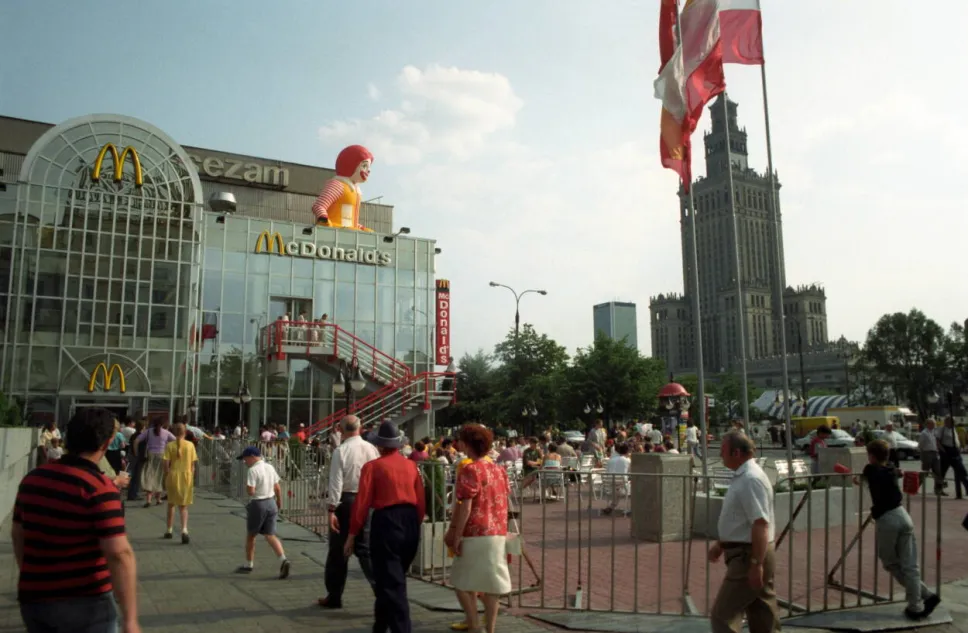 Pierwszy w Polsce McDonald's, otwarty 17 czerwca 1992 roku w Warszawie przy ul. Marszałkowskiej 126. Fot. PAP/Cezary Słomiński