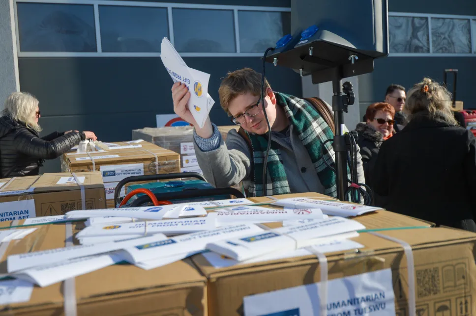Przygotowywanie transportu generatorów prądu dla ukraińskich szkół i przedszkoli, fot. PAP/ Marcin Obara