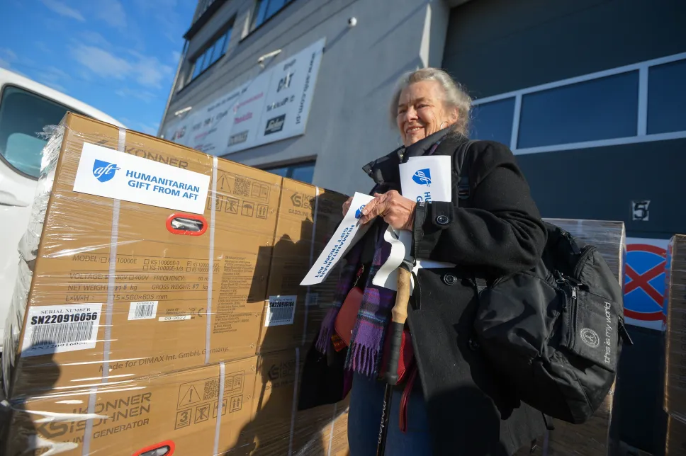 Przygotowywanie transportu generatorów prądu dla ukraińskich szkół i przedszkoli, fot. PAP/ Marcin Obara