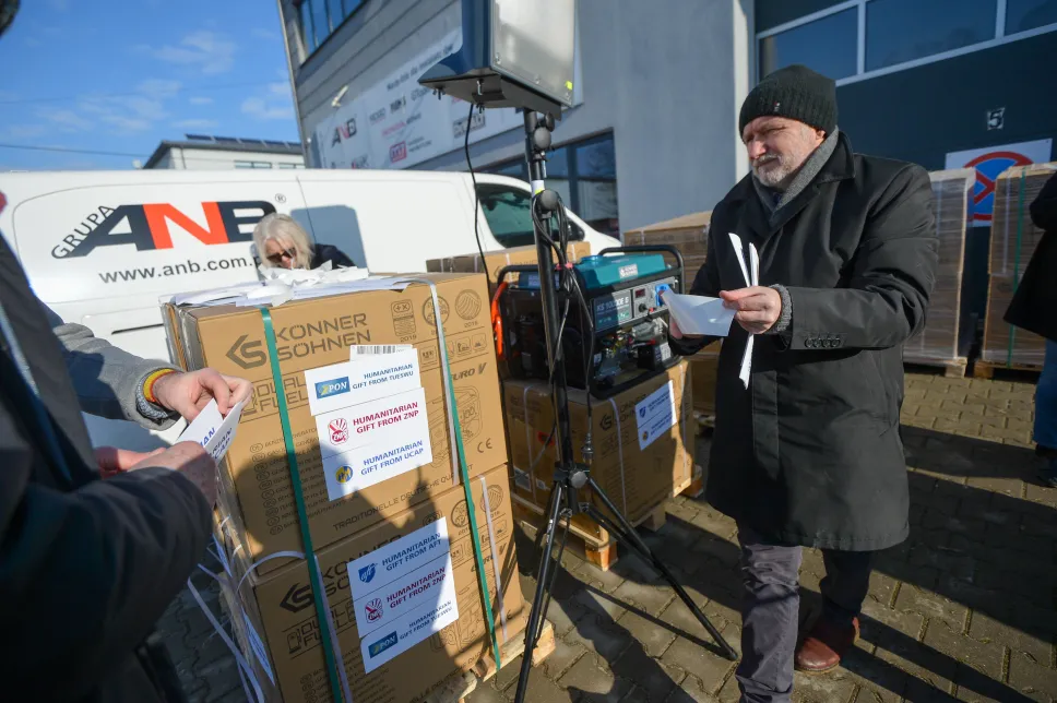 Przygotowywanie transportu generatorów prądu dla ukraińskich szkół i przedszkoli, fot. PAP/ Marcin Obara