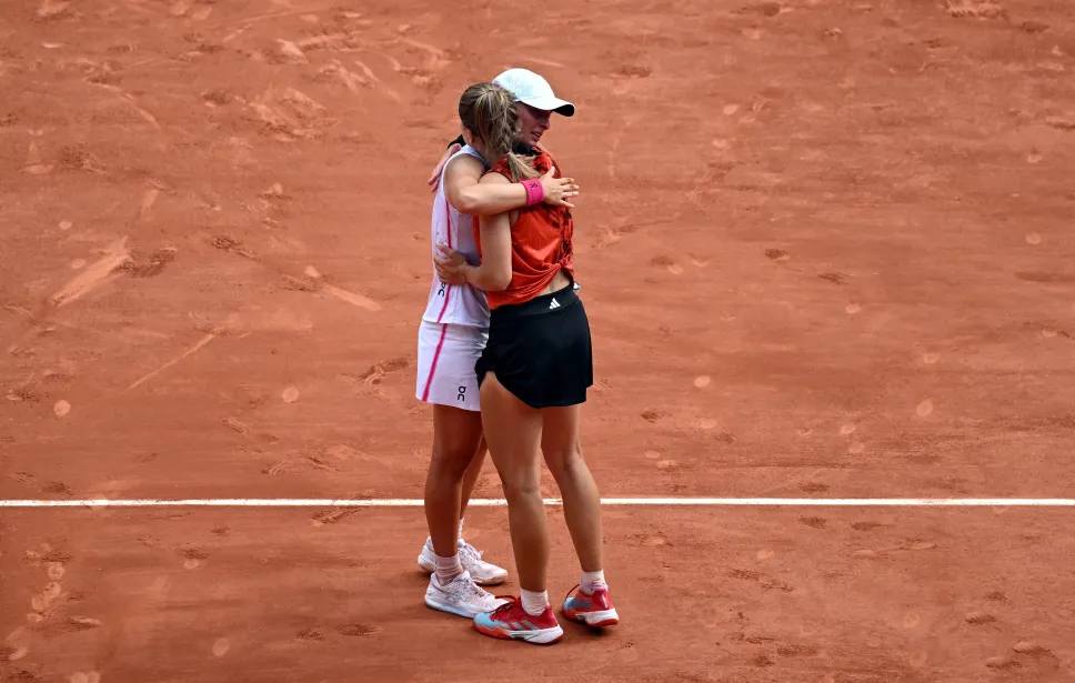 Iga Świątek, Karolina Muchova. Fot. PAP/EPA/CHRISTOPHE PETIT TESSON 