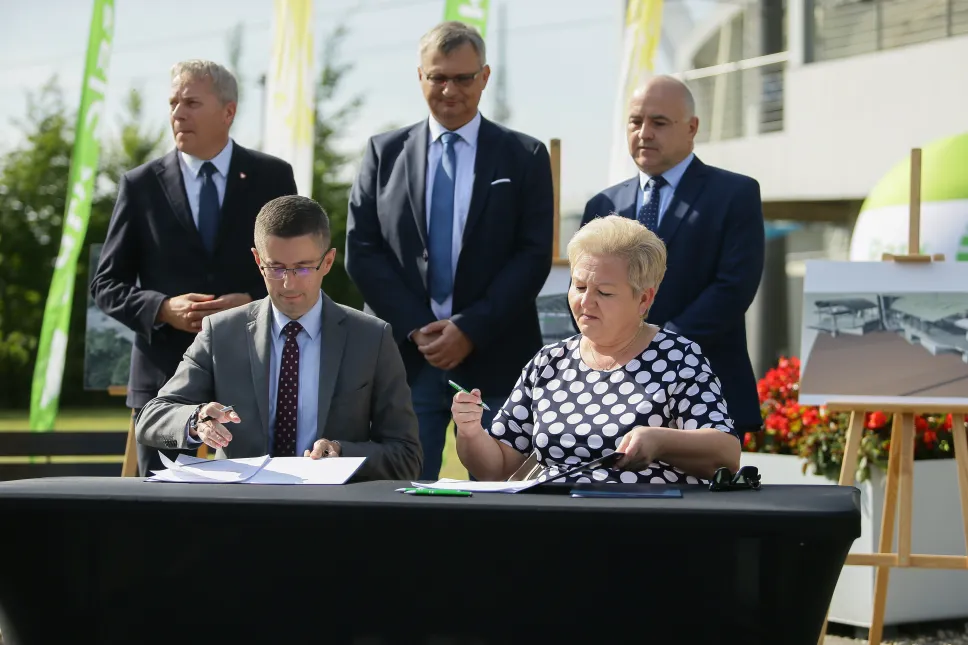 Chorzów, 19.07.2024. Prezeska zarządu Bielskie Przedsiębiorstwo Budownictwa Przemysłowego S.A. Ewelina Walkowicz (P-przód), marszałek woj. śląskiego Wojciech Saługa (L), prezes Parku Śląskiego Paweł Bilangowski (2L), wiceprezes Parku Śląskiego Maciej Gabryś (P-tył) i prokurent Janusz Latos (C) podczas podpisania umowy na budowę trzeciej linii kolejki linowej "Elki", 19 bm. w Chorzowie. (aldg) PAP/Jarek Praszkiewicz