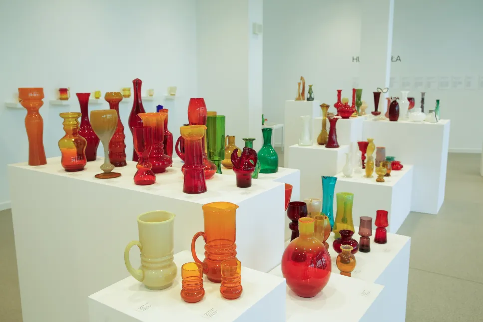 Wystawa „Szkło artystyczne i użytkowe okresu PRL. Fot. PAP/Tomasz Waszczuk