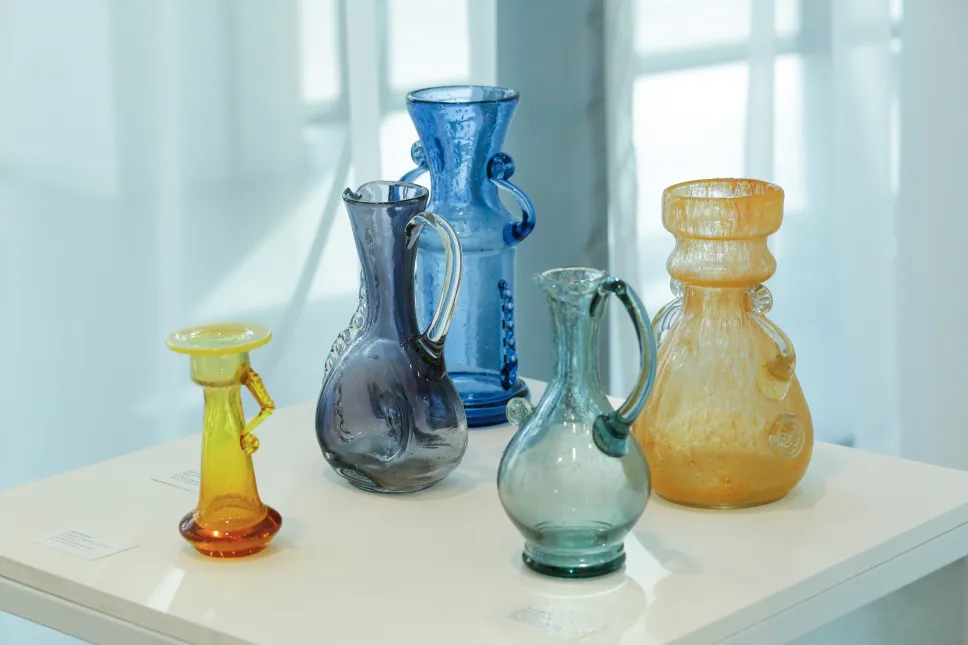 Wystawa „Szkło artystyczne i użytkowe okresu PRL. Fot. PAP/Tomasz Waszczuk