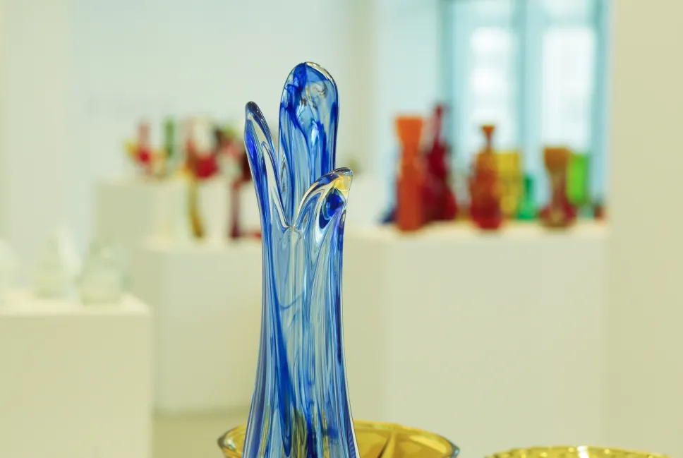 Wystawa „Szkło artystyczne i użytkowe okresu PRL. Fot. PAP/Tomasz Waszczuk