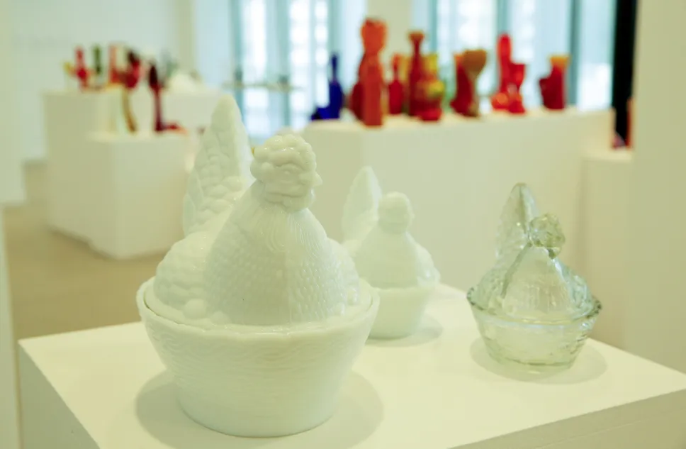 Wystawa „Szkło artystyczne i użytkowe okresu PRL. Fot. PAP/Tomasz Waszczuk