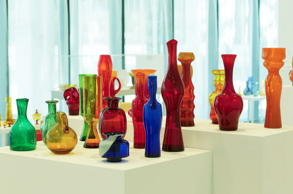 Wystawa „Szkło artystyczne i użytkowe okresu PRL. Fot. PAP/Tomasz Waszczuk