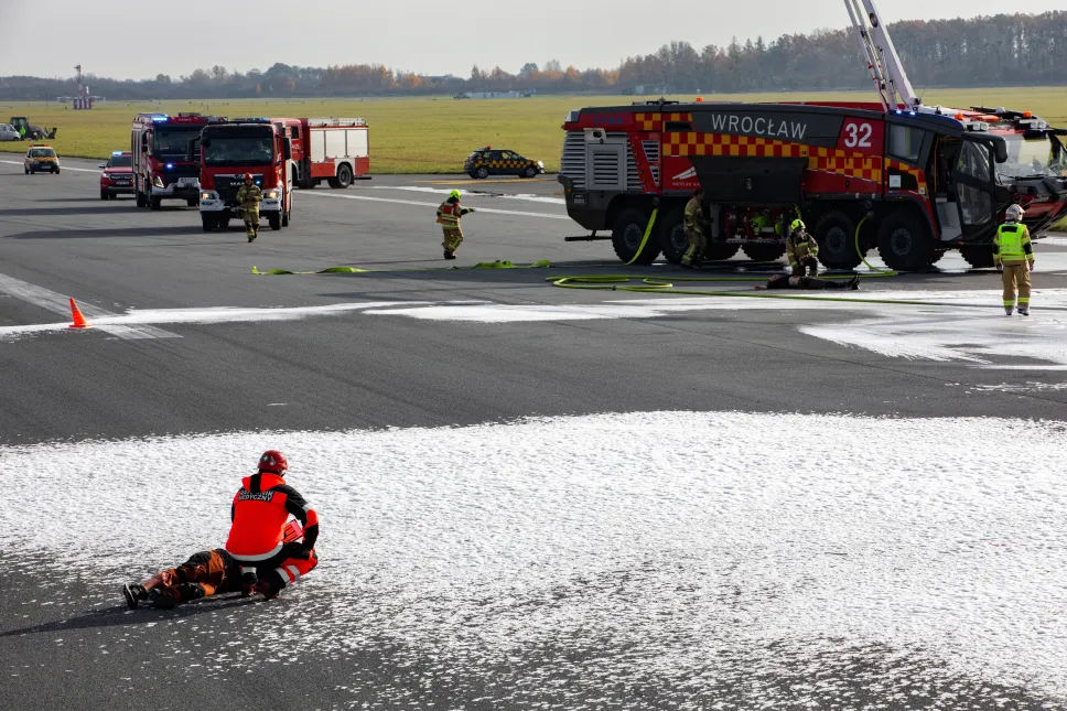  Ćwiczenia ratownicze NOKIA 25 na terenie Portu Lotniczego Wrocław. Fot. PAP/Krzysztof Ćwik