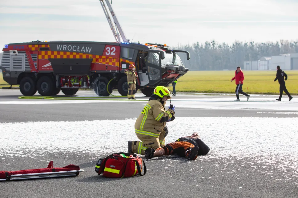  Ćwiczenia ratownicze NOKIA 25 na terenie Portu Lotniczego Wrocław. Fot. PAP/Krzysztof Ćwik